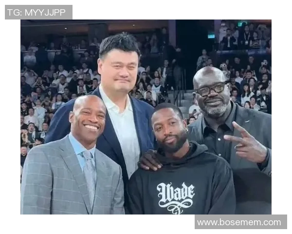 足球明星与姚明同框合影展现体育巨星的友谊与魅力
