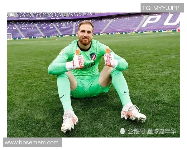 足球明星扔瓶子引发热议视频播放量迅速攀升引发众多讨论