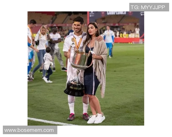 足球明星赛后甜蜜时刻与女友亲密拥抱感动全场观众